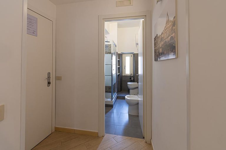 Комната 3 – Вход в номер с видом на внутренний коридор