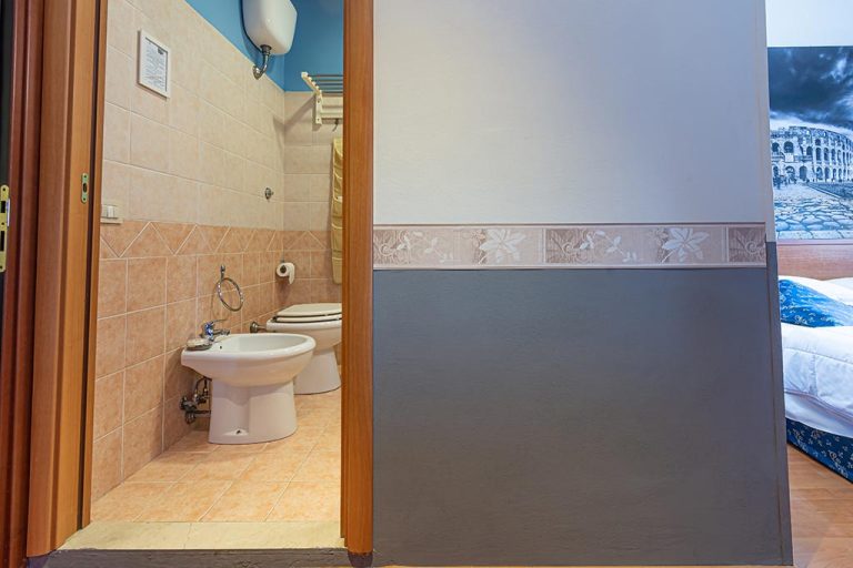Aureliano – Bathroom with St. Peter's dome view