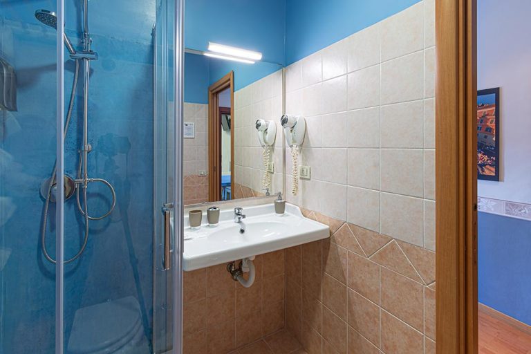 Aureliano – Bathroom with St. Peter's dome view