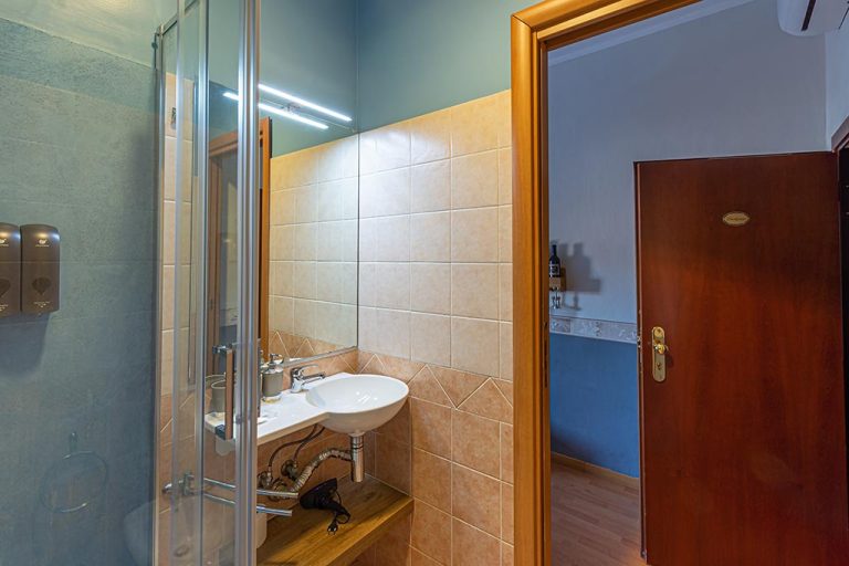 Diocletian – Bathroom with St. Peter's dome view
