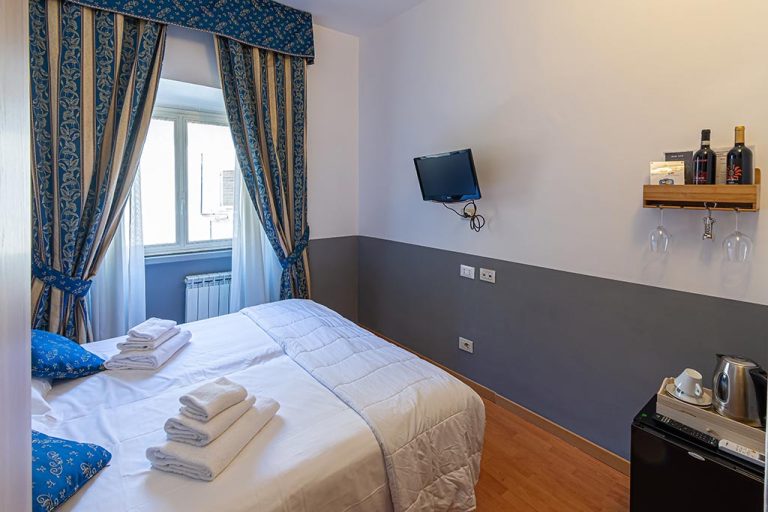 Suite Ottaviano – Room with view in the internal courtyard
