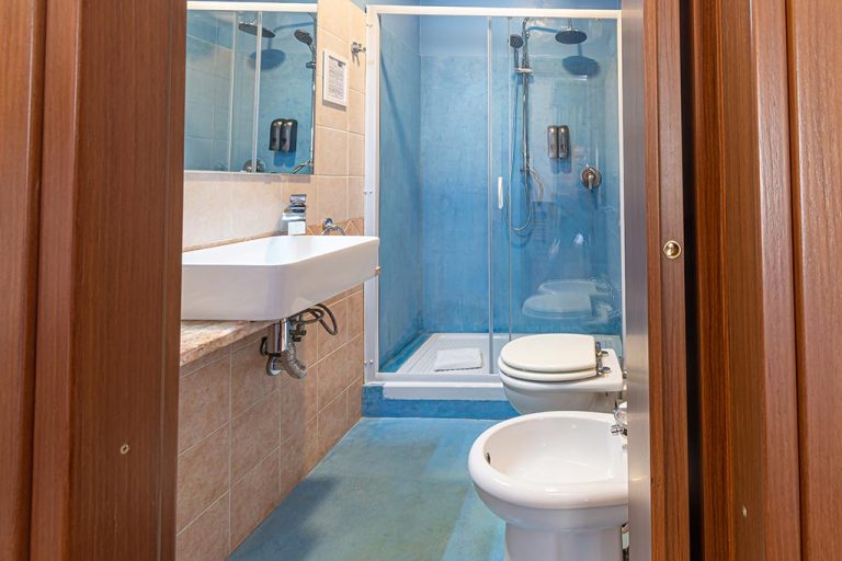 Suite Ottaviano – Bathroom overlooking the internal courtyard