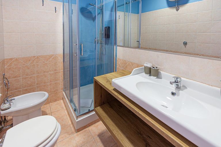 Люкс Оттавьяно – ванная комната с видом на купол Сан-Пьетро