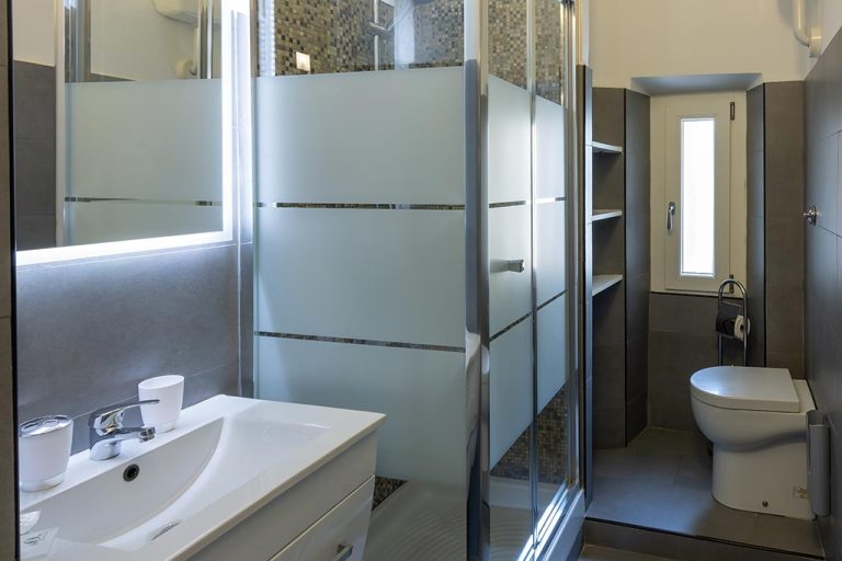 Room 3 - Bathroom of the room with a view of the internal courtyard