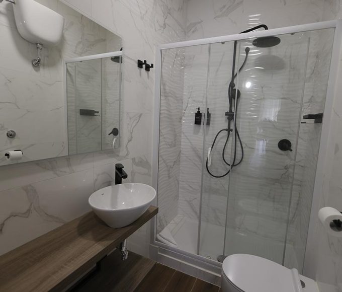 Suite Ottaviano – Bathroom overlooking the internal courtyard