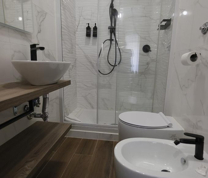 Suite Ottaviano – Bathroom overlooking the internal courtyard