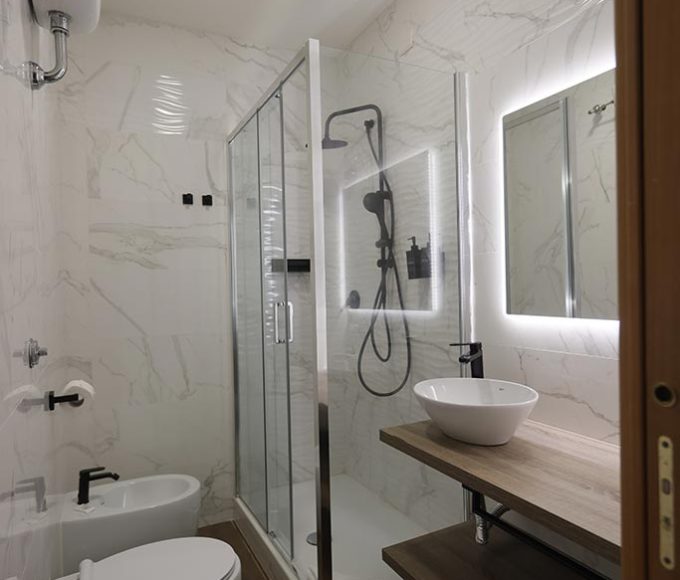 Suite Ottaviano – Bathroom overlooking the internal courtyard